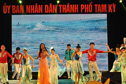 Chương trình nghệ  thuật đêm khai mạc “Tuần du lịch biển Tam Thanh-năm 2014”.