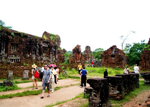 Du khách tham quan di tích Mỹ Sơn.Ảnh: PHƯƠNG THẢO