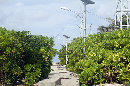 Hệ thống đèn điện năng lượng mặt trời trên đảo Nam Yết.