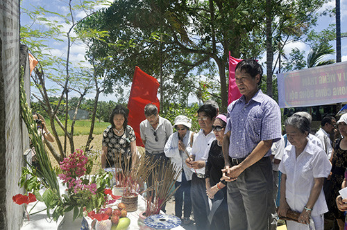 Các cán bộ kháng chiến khu 5 dâng hương tưởng niệm liệt sỹ - nhà văn, nhà báo Chu Cẩm Phong.