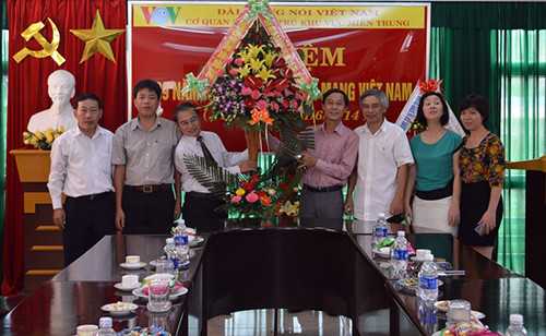 Tặng hoa chúc mừng cho Cơ quan Thường trú Đài tiếng nói Việt Nam tại TP.Đà Nẵng.