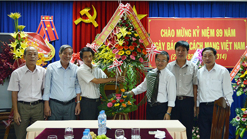 Tặng hoa chúc mừng cho Cơ quan đại diện Thông tấn xã Việt Nam tại TP.Đà Nẵng.