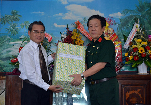 Trao quà chúc mừng cho Văn phòng đại diện Báo Quân đội Nhân dân tại TP.Đà Nẵng.