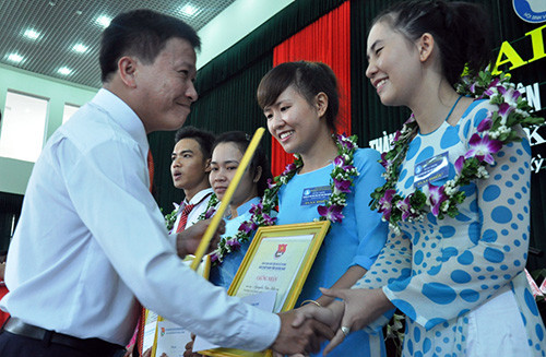 Đồng chí Thái Bình - Bí thư Tỉnh đoàn tặng giấy khen cho 20 sinh viên đạt danh hiệu “Sinh viên 5 tốt”. 