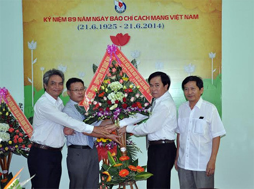 Đồng chí Trần Kim Hùng, Phó Chủ tịch HĐND tỉnh tặng hoa chúc mừng BBT Báo Quảng Nam.