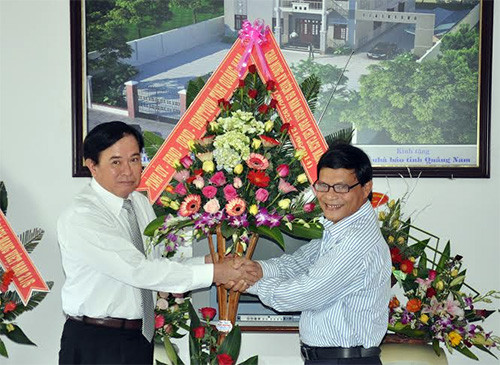 Đồng chí Trần Kim Hùng, Phó Chủ tịch HĐND tỉnh tặng hoa chúc mừng Hội nhà báo tỉnh.