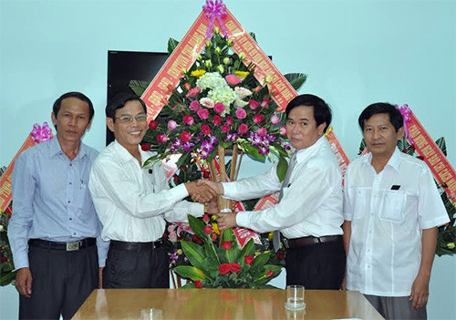Đồng chí Trần Kim Hùng, Phó Chủ tịch HĐND tỉnh tặng hoa chúc mừng Ban Giám đốc Đài PTTH tỉnh.