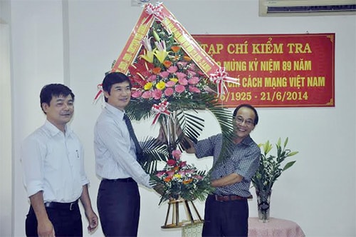 Đồng chí Nguyễn Ngọc Quang tặng hoa chúc mừng tập thể cán bộ lãnh đạo, đội ngũ người làm báo của Cơ quan thường trực Tạp chí Kiểm tra tại Đà Nẵng.