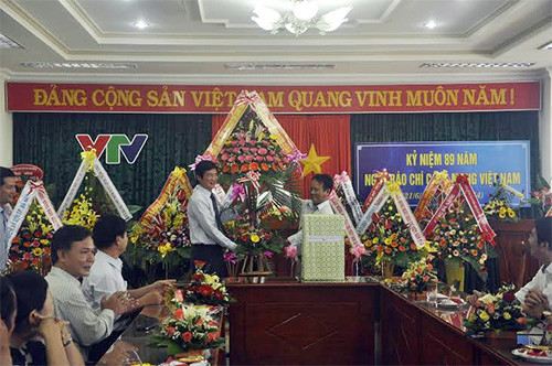 Tặng hoa chúc mừng tập thể cán bộ lãnh đạo, đội ngũ người làm báo của Trung tâm Truyền hình Việt Nam tại Đà Nẵng.