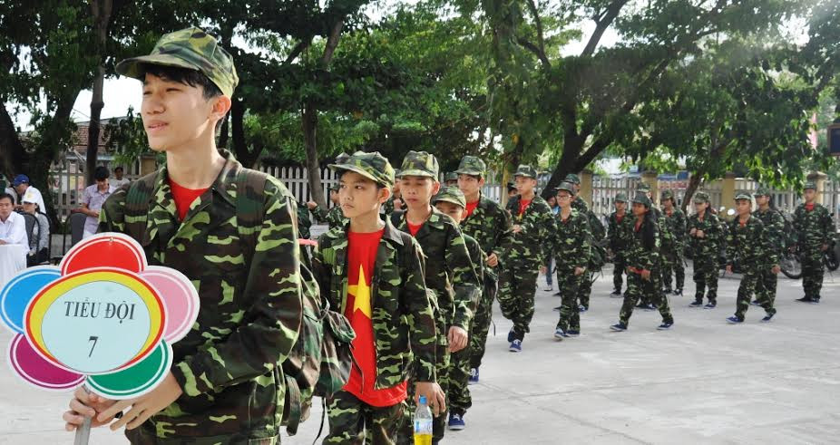 Các chiến sĩ “nhí” lên đường tham gia huấn luyện Học kỳ trong quận đội 2014. Ảnh: VINH ANH