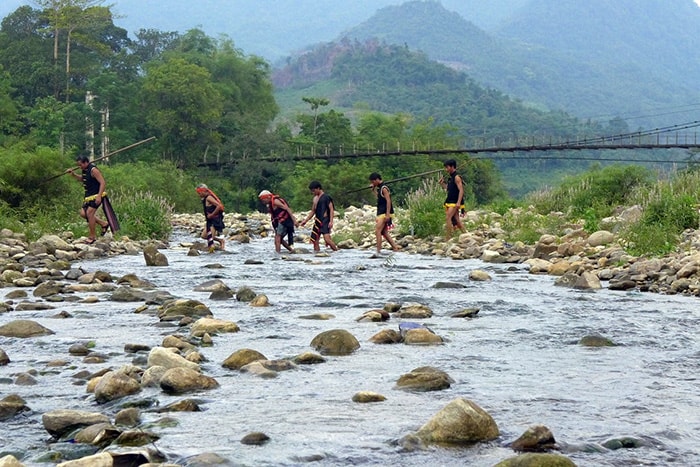 Hành trình đi săn của người Co phải vượt qua nhiều sông suối, nguy hiểm.