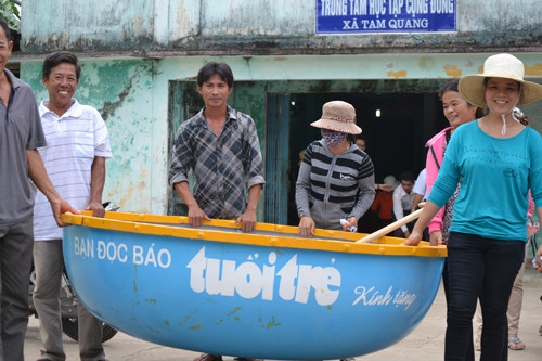 Báo Tuổi Trẻ hỗ trợ thúng cho ngư dân Núi Thành.
