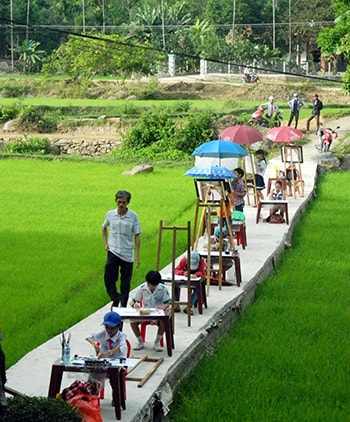 Thí sinh nhóm tiểu học hòa mình vào thiên nhiên tại làng cổ Lộc Yên. Ảnh: LÊ QUÂN