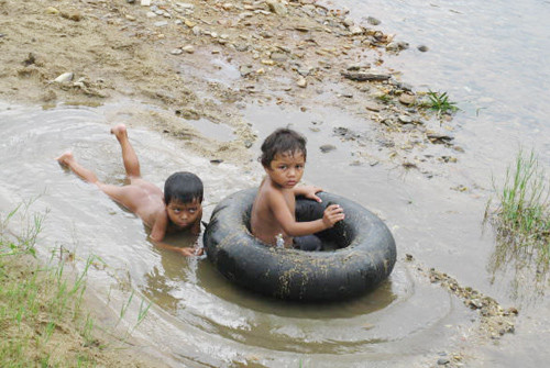 Các em bé Cơ Tu vui chơi bên dòng suối.