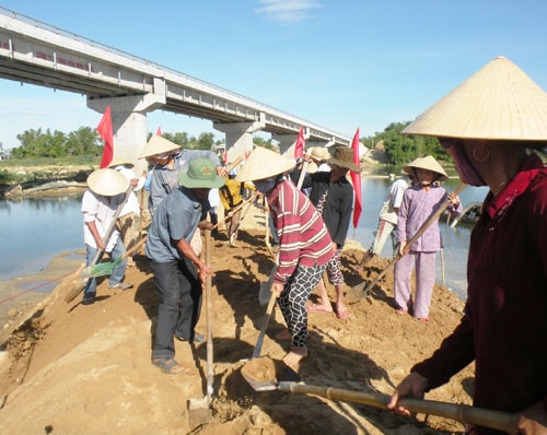 Không khí đắp đập ngăn mặn trên sông Thu Bồn hết sức khẩn trương. Ảnh: N.SỰ