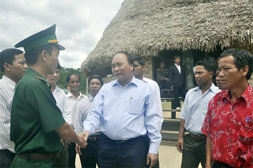 Phó Thủ tướng Nguyễn Xuân Phúc thăm hỏi, động viên đại diện lãnh đạo đồn Biên phòng 645.