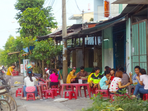 Một quán ăn vặt trên đường Nguyễn Duy Hiệu – TP.Tam Kỳ. Ảnh: T.Q