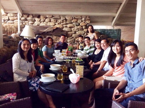 Gia đình doanh nhân Tôn Thạnh Nghĩa cố gắng sum họp đại gia đình vào dịp cuối tuần để chia sẻ yêu thương.