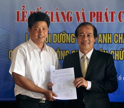 PGS.TS Phan Văn Hòa trao chứng chỉ ngoại ngữ A2 cho các học viên lớp tiếng Anh chất lượng cao của tỉnh.