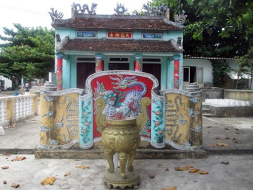 Ba Cho Duoc (Mrs Duoc Market) Temple in Thang Binh district.