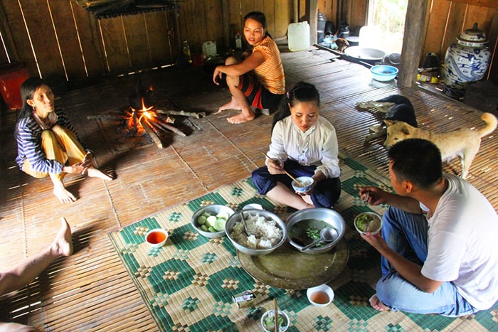 Bữa cơm đạm bạc mời khách ghé thăm.