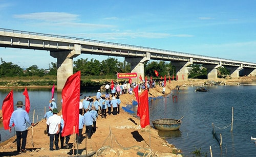 Tuyến đập ngăn mặn trên sông Thu Bồn vừa hoàn thành.