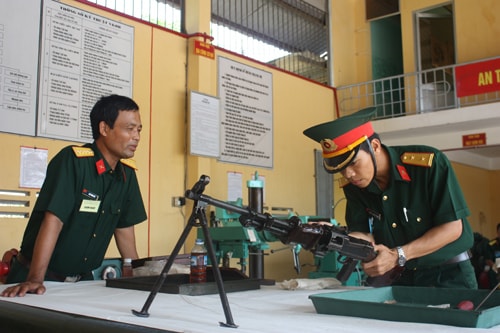 Trung úy Dương Quang Trung tham gia Hội thi Trợ lý quân khí giỏi do Bộ CHQS tỉnh tổ chức. Ảnh: T.T