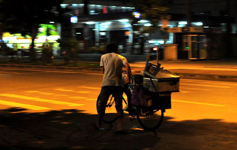 Những người bán hàng rong giữa lòng đêm Sài Gòn.