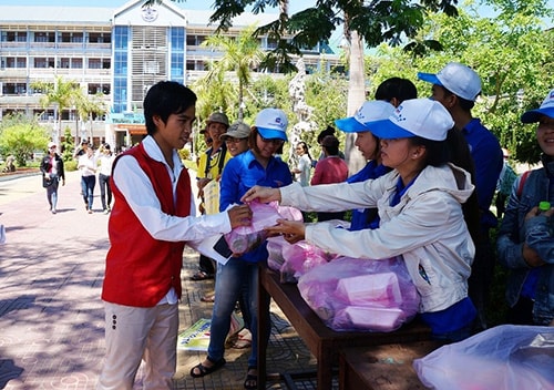 Nhiều suất cơm miễn phí cho thí sinh.