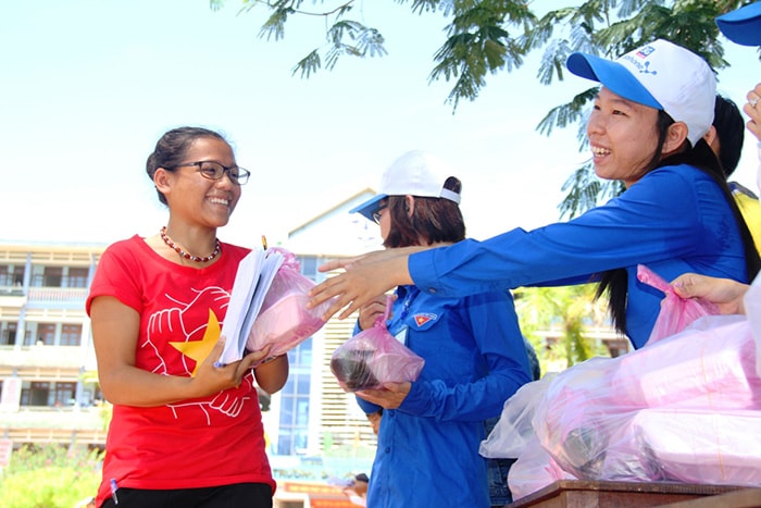 Niềm vui của một thí sinh người Cơ Tu ở huyện Tây Giang khi nhận suất cơm miễn phí từ tình nguyện viên sau khi rời phòng thi.