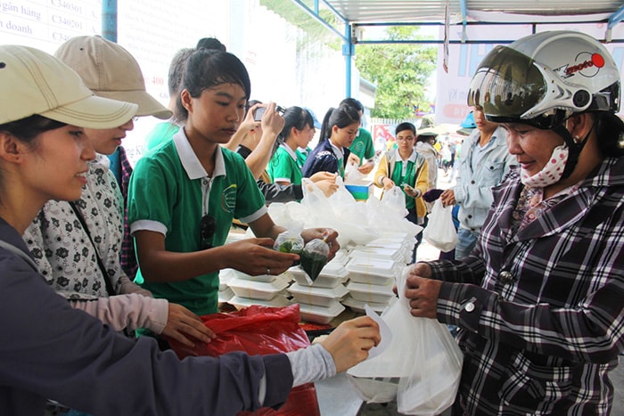 Cạnh đó, các thành viên Đội cháo tình nguyện cũng chia sẻ nhiều suất cơm miễn phí cho người nhà cùng thí sinh.