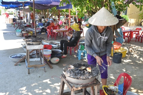 A live coal stove to bake sea-food 