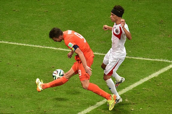  Tình huống bỏ lỡ mười mươi của Van Persie ở phút 89