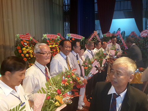Đồng chí Đinh Văn Thu chụp hình lưu niệm cùng Ban chấp hành Hội đồng hương QN-ĐN tại Bình Phước. 