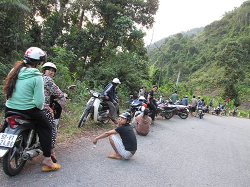 Người khai thác ươi trái phép bị đẩy đuổi, không thể xâm nhập vào “vựa” ươi tại làng Tắk Nầm. Ảnh: V.BÌNH