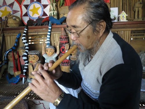 With couples, Aluot bamboo flute is the best of musical instruments to express their heartfelt love. 