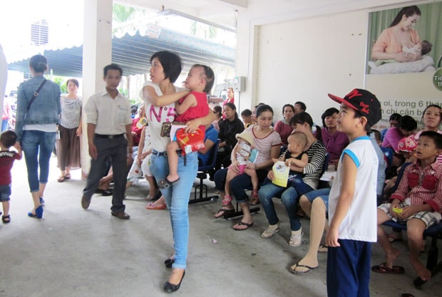 Phụ huynh ồ ạt đưa con đi tiêm vaccine viêm não Nhật Bản B.