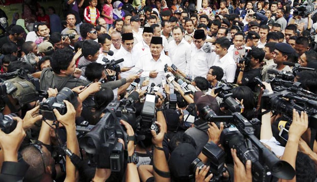 Ứng cử viên Prabowo Subianto (giữa) trả lời phỏng vấn báo chí tại Jakarta. Ảnh: AP