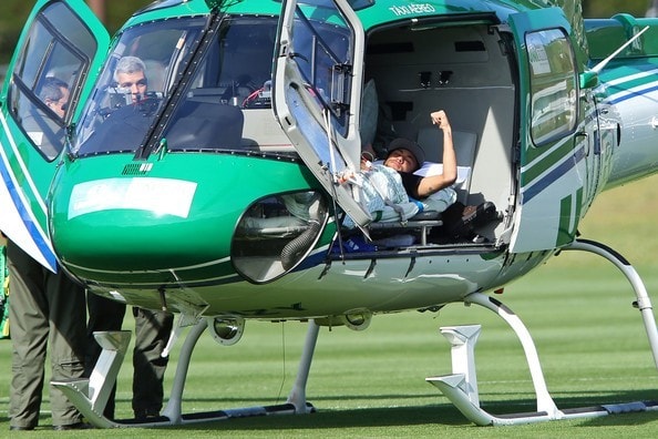 Neymar được đưa về nhà dưỡng thương bằng phi cơ riêng.