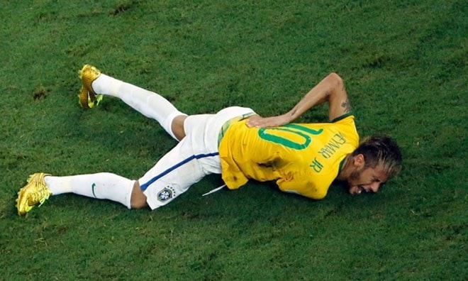 Neymar gặp chấn thương nghiêm trọng trong trận đối đầu Colombia.