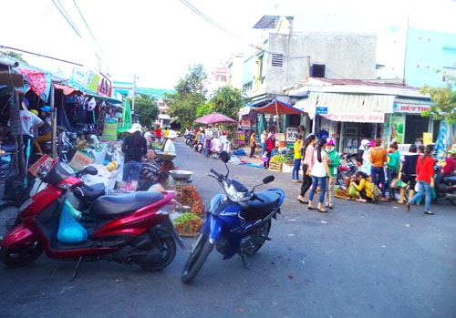 Tình trạng bát nháo trên các tuyến đường gần chợ Trung tâm Thương mại TP. Tam Kỳ.Ảnh: T.A