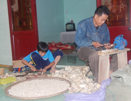 New small scale factories have been established to create jobs for many families in Trung Phuoc (art)  agarwood village.