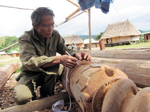 Già làng Bhling TrơNgâr (thôn Xà Ơi 3, xã A Vương) đo, vẽ mẫu thiết kế.