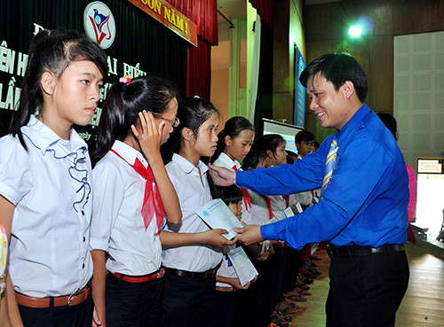 Ông Trần Công Hiệu - Chủ tịch Hội LHTN VN huyện Núi Thành tặng quà cho các em học sinh có hoàn cảnh khó khăn tại Đại hội.