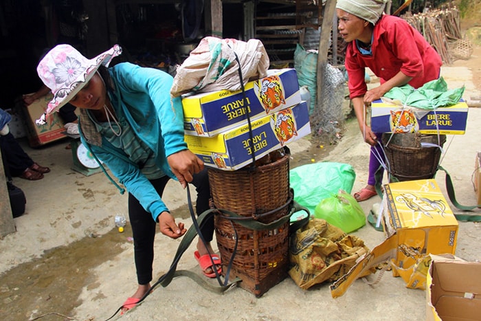 Những phụ nữ Xê Đăng cõng hàng thuê cho chủ tạp hóa duy nhất của nóc với giá “thương lượng” 3.500 đồng/kg.