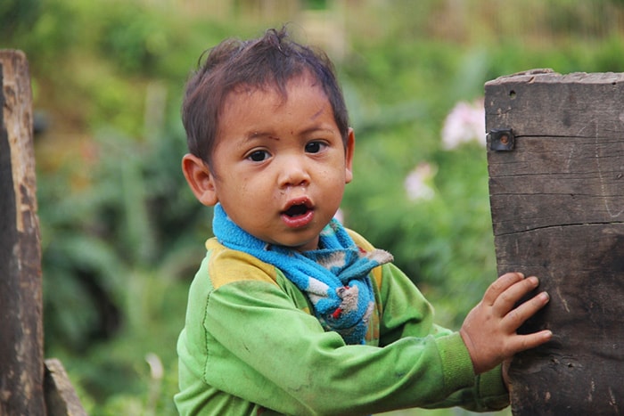 Mùa hè nhưng tiết trời Măng Lùng lạnh đến không ngờ. Những em nhỏ nơi đây luôn được “ủ ấm” bằng những chiếc áo dày và khăn choàng cổ.