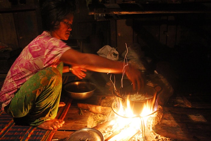 Sau chuyến “thồ hàng”, người phụ nữ này tất bật với công việc lo cơm nước cho gia đình.