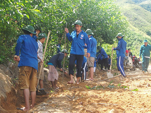 Các tình nguyện viên và thanh niên Đoàn xã Hiệp Thuận hăng hái tham gia làm đường.