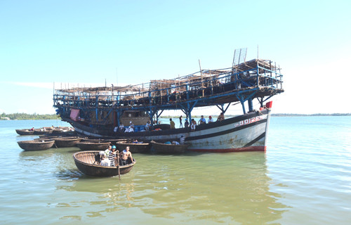 Ngư dân xã Tam Giang chuẩn bị ra khơi khai thác mực xà. Ảnh: N.Q.V