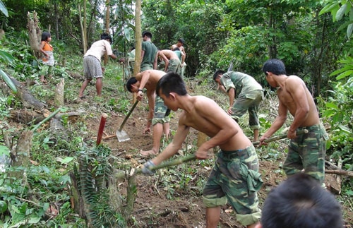 Cán bộ, chiến sĩ hăng say bạt núi mở đường.